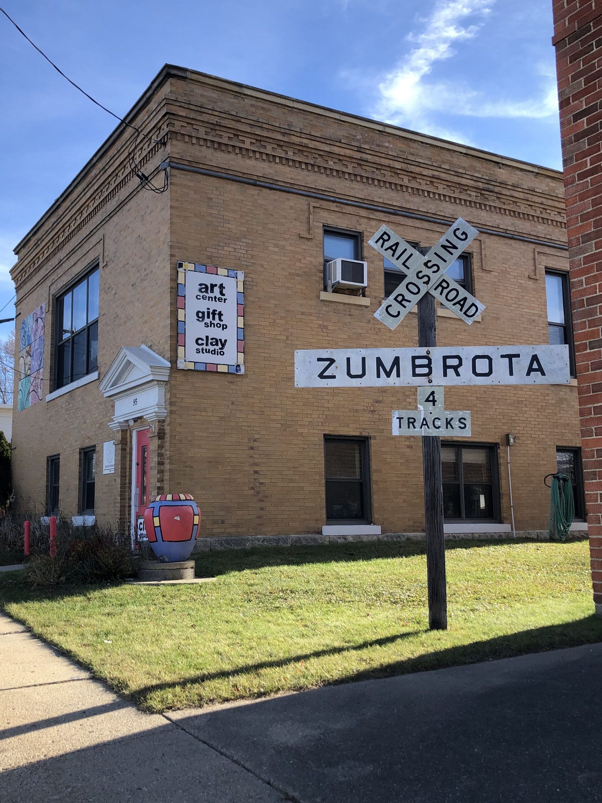 crossings-zumbrota-art-center-side-view